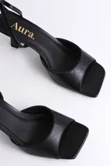 Sandalia plateada de fiesta con diseño elegante y minimalista. Presenta punta cuadrada, tira delantera ancha y pulsera al tobillo con hebilla regulable, que brinda firmeza y comodidad.