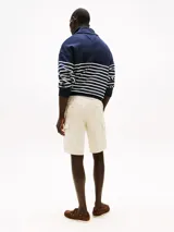 Bermuda cargo Tommy Hilfiger de color beige, con corte amplio, pierna recta y múltiples bolsillos. Confeccionada en sarga de algodón elástico. Logo de Tommy Hilfiger bordado en la parte trasera.