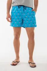 Short de baño azul con estampado de hojas de palmera en tonos azules, blancos y rosados.