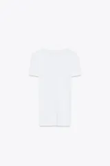 Camiseta de algodón color blanco, de corte slim fit, cuello redondo y manga corta.