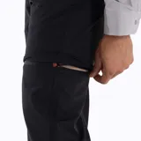 Pantalón de trekking desmontable color verde oliva, con cintura elástica, cinturón interno ajustable, bolsillos con cierre y elástico interior en los tobillos. Se convierte en short.