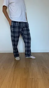 Pantalón de pijama de franela con diseño escocés, elástico en la cintura y dos bolsillos.