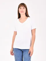 Remera blanca de corte clásico con cuello en V y mangas cortas.