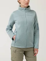 Micropolar verde agua con cierre completo y cuello alto. Cuenta con un bolsillo con cierre en la manga izquierda.