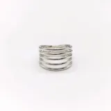 Anillo ancho de plata 925 con diseño de múltiples aros finos paralelos.
