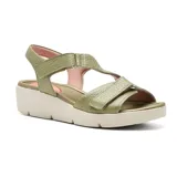 Sandalias de cuero negras con plataforma baja, tiras anchas con ajuste de velcro y plantilla acolchada. Cuentan con tecnología Low Impact para absorción de impactos.