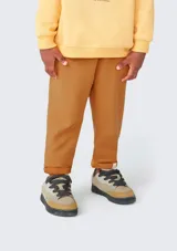 Pantalón de jogging celeste con textura acanalada, cintura elástica y bolsillos laterales.