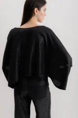 Blusa negra de lino con mangas anchas y corte crop.