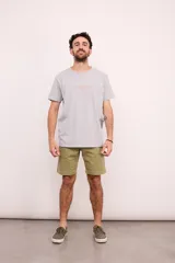 Camiseta negra de manga corta con logo Brixton estampado en el pecho en color celeste.