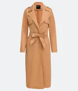 Campera trench coat larga color camel, con cuello con solapa, manga larga, abertura frontal con doble botonadura, dos bolsillos laterales, trabillas en la cintura y cinturón para amarrar.