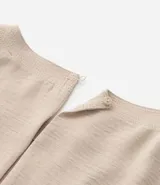 Blusa color beige de mangas cortas, cuello redondo con detalle de costuras y cierre trasero con botón.