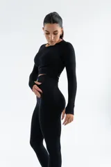 Remera deportiva negra de manga larga con calce ajustado y cuello redondo.