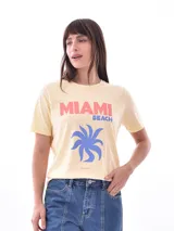 Remera blanca con estampado de dos tigres rojos enfrentados y texto en chino.