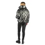 Campera puffer plateada con cuello alto, cierre frontal negro, bolsillos laterales y elástico interno para mejor ajuste.