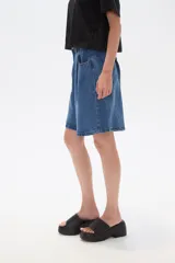 Short de jean azul, con bolsillos y calce alto.