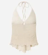 Blusa marrón oscuro con textura plisada, estilo frente única (halter) con escote en V profundo y lazo ajustable en el centro del busto. Presenta un ruedo con volado o efecto nube.