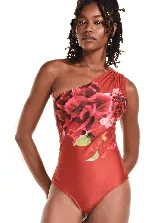 Traje de baño enterizo de lycra color ladrillo, con estampado de rosas rojas y diseño asimétrico de un solo hombro.