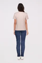 Remera blanca con estampado de un auto rojo y papas fritas, de manga corta y corte regular.
