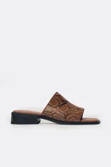 Sandalias bajas con estampado de piel de serpiente en tonos marrones, con base color suela y taco cuadrado bajo color negro.