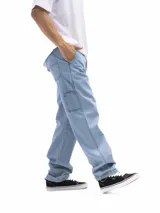 Pantalón jean celeste de corte amplio, estilo carpintero, con bolsillos laterales y traseros.