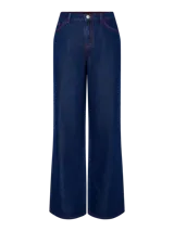 Pantalón de jean azul oscuro de corte recto, tiro alto y costuras rojas.