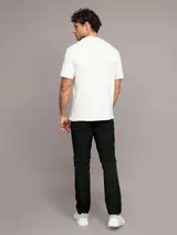 Remera blanca de algodón con logo de Calvin Klein texturizado en el pecho. Corte regular fit, manga corta y cuello redondo.