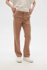 Pantalón de lino color verde oliva con estampado de flores color crema, de corte recto.