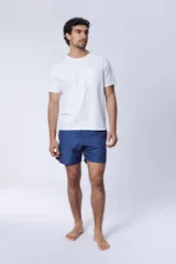 Short de baño azul con estampado de hojas en tonos más oscuros.