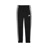 Pantalón jogger Adidas negro con las icónicas tres rayas blancas a lo largo de las piernas. Presenta un corte cónico (tapered) con puños acanalados y el logo de Adidas bordado en blanco en el muslo izquierdo.