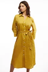 Vestido camisero midi color mostaza confeccionado en lino, con cuello camisero, botones frontales de nácar, mangas 3/4 y lazo en la cintura.