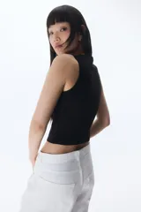 Musculosa negra de punto con escote cuadrado y ribete de picot en cuello y sisas.