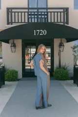 Pantalón de jean con combinación en lino, de estilo ancho.