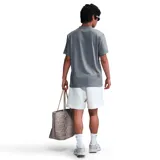 Remera manga corta gris con cuello henley y logo de Nike bordado en blanco en el pecho. Corte clásico.