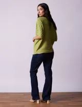 Buzo tejido acanalado color fucsia, marca Ninety, con mangas cortas japonesas y cuello redondo.