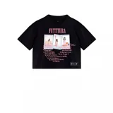 Remera crop negra de manga corta con cuello redondo. Presenta un estampado frontal con la palabra "FUTTTURA" en tipografía universitaria con efecto brillante y la firma "Tini" debajo.