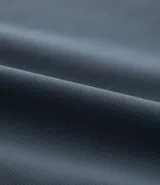 Camisa polo negra de manga corta, confeccionada en poliamida y elastano, con cuello inglés abotonado y tecnología Performance que proporciona mayor comodidad térmica, elasticidad y secado rápido.