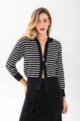 Cardigan negro a rayas horizontales blancas, con capucha y cierre frontal.