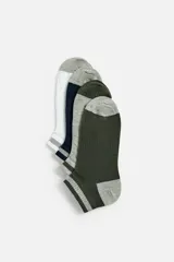 Pack de cuatro pares de calcetines tobilleros tejidos en hilatura con mezcla de algodón y acabado en rib. Incluye un par blanco con rayas grises, un par azul marino con rayas grises, un par gris con rayas grises y un par verde oliva con rayas grises.