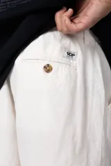 Bermudas color beige de lino, con cintura elástica y bolsillos laterales.