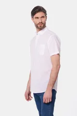 Camisa celeste de lino y algodón, de manga corta, con cuello abotonado y bolsillo en el pecho.