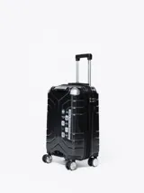 Valija rígida negra con diseño geométrico, manija extensible y cuatro ruedas con giro de 360 grados.