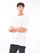 Remera blanca de corte oversized con logo pequeño estampado en el pecho.