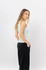 Pantalón jogger wide fit color amarillo pastel, confeccionado en algodón suave, con cintura elástica con cordón ajustable y bolsillos laterales funcionales.