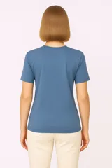 Remera blanca de algodón con estampado frontal que dice 'URUGUAY noma!' en letras azules y negras.