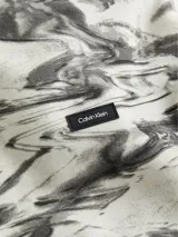 Buzo con capucha de Calvin Klein en mezcla de algodón y poliéster, con diseño estampado, puños y dobladillo de punto canalé, y bolsillo canguro.