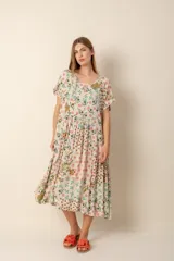 Vestido largo con estampado floral multicolor, corte holgado y mangas cortas.