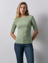 Remera color beige de corte ajustado, con cuello redondo y mangas cortas. Tejido acanalado de modal y elastano.