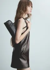 Minivestido negro de efecto piel, con cuello redondo y sin mangas.
