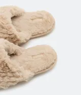 Pantuflas cerradas de mujer, color blanco, con textura de pelo largo y suave.
