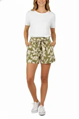 Short de tiro alto con estampado floral, bolsillos laterales y lazo en la cintura.